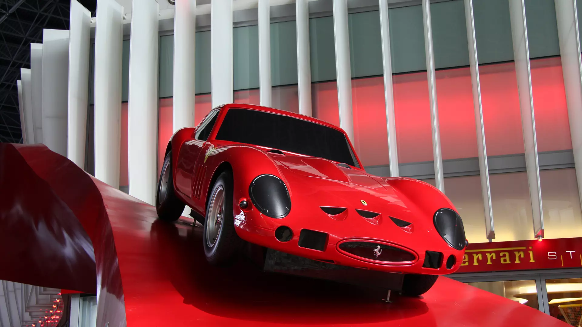 Тематический парк Ferrari World Abu Dhabi